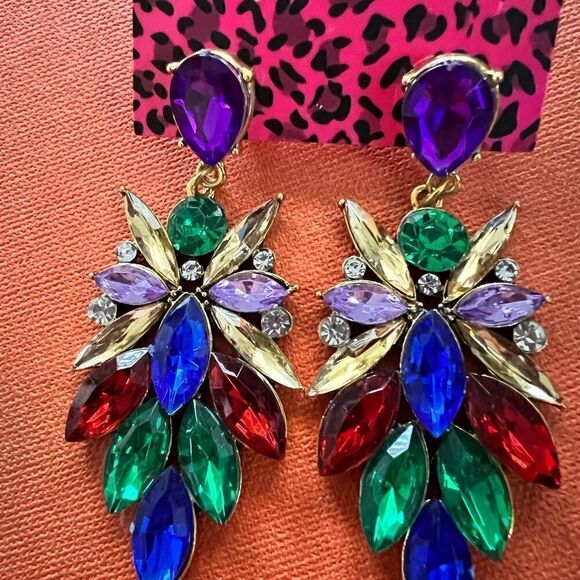 💙 Betsey Johnson stunning & colorful crystal dangle earrings 💙 - Picture 6 of 6